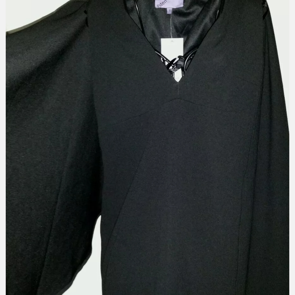 ATTRACTIVE SLEEVELESS CAPE DRESS BY EDEN.